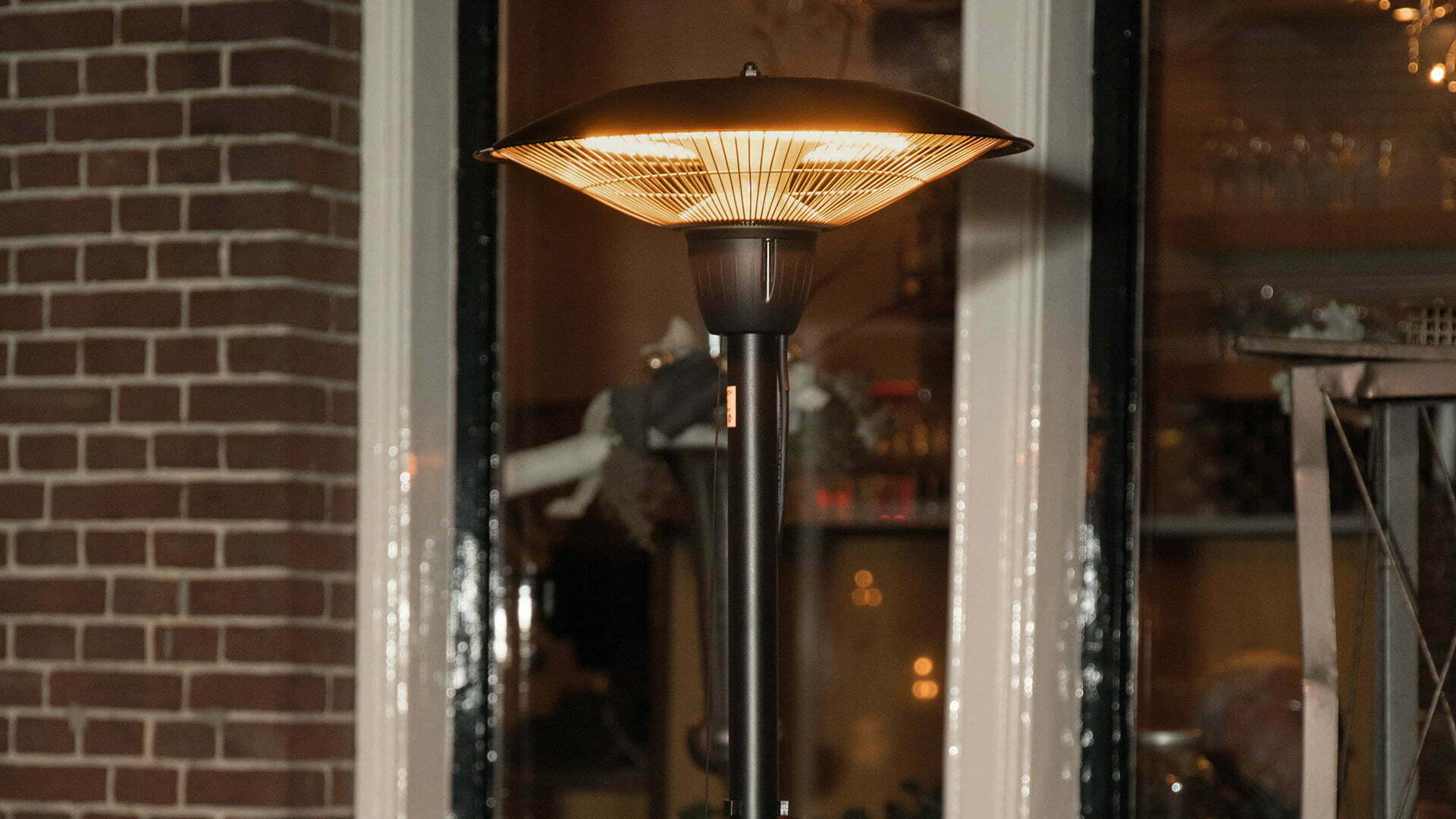 Barcelona Bright zwarte staande heater van Sunred onder overkapping op het terras