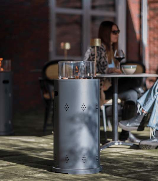 de Sunred Bogo Flame grijze gas terrasverwarmer met 10500 Watt op het terras voor gezellige sfeer