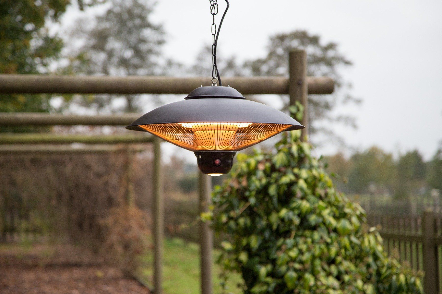 mooie overkapping of tuin met Zwarte hangende Sunred Sirius terrasverwarmer 