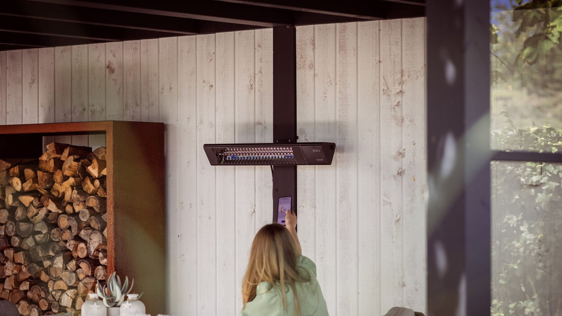 wandgemonteerde Zwarte Sunred Triangle Dark SMART heater op afstand bestuurbaar in tuin

