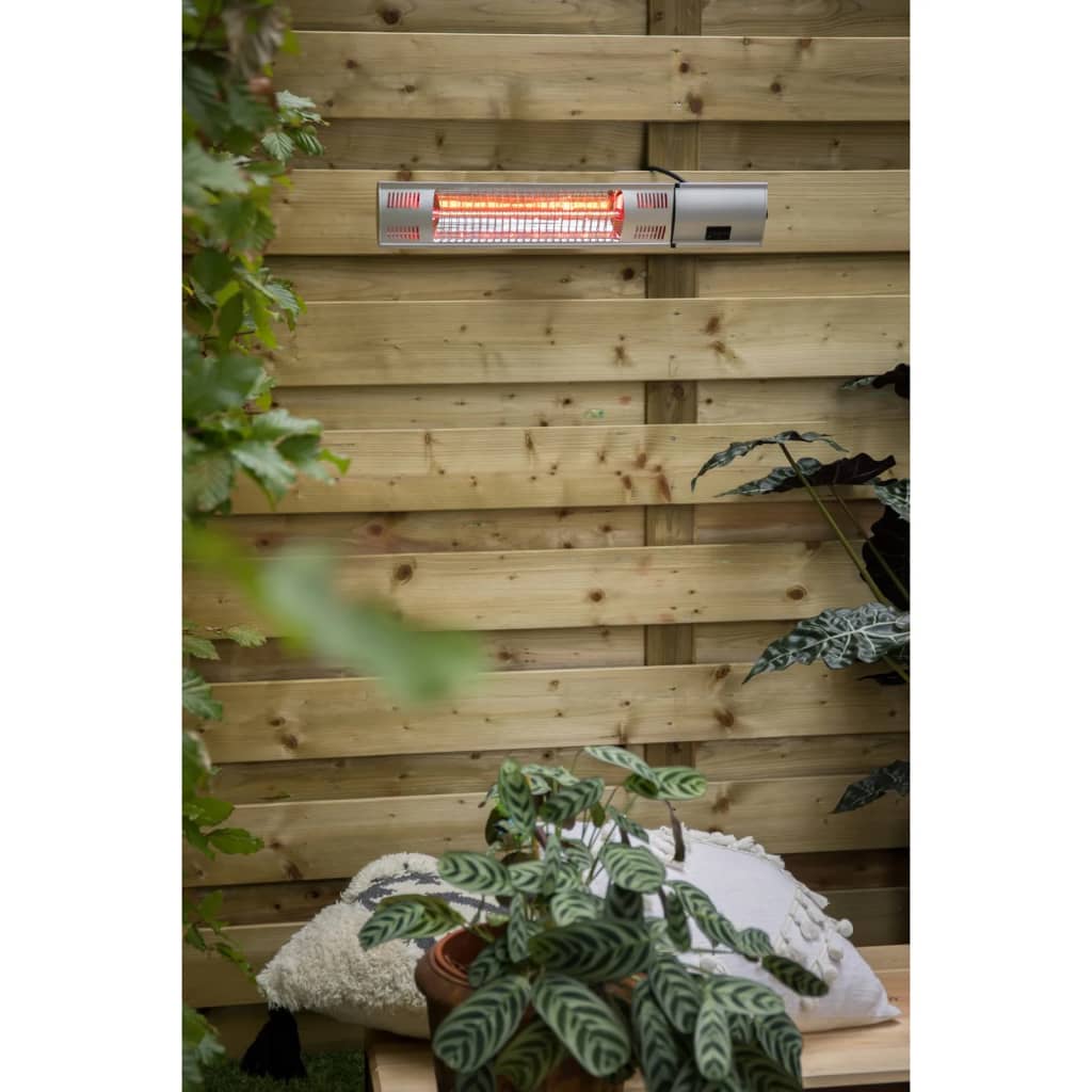 stijlvolle tuin met de Sunred rose gold zilveren Royal Diamond wand terrasverwarmer of heater